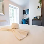 Charming Howth Marina Retreat *
